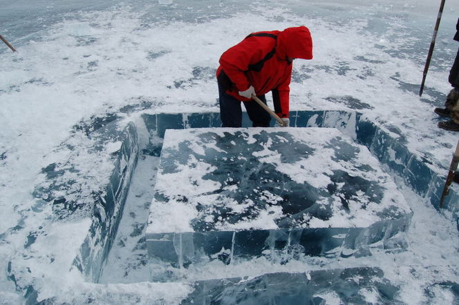 Подготовка майны для погружения под лед